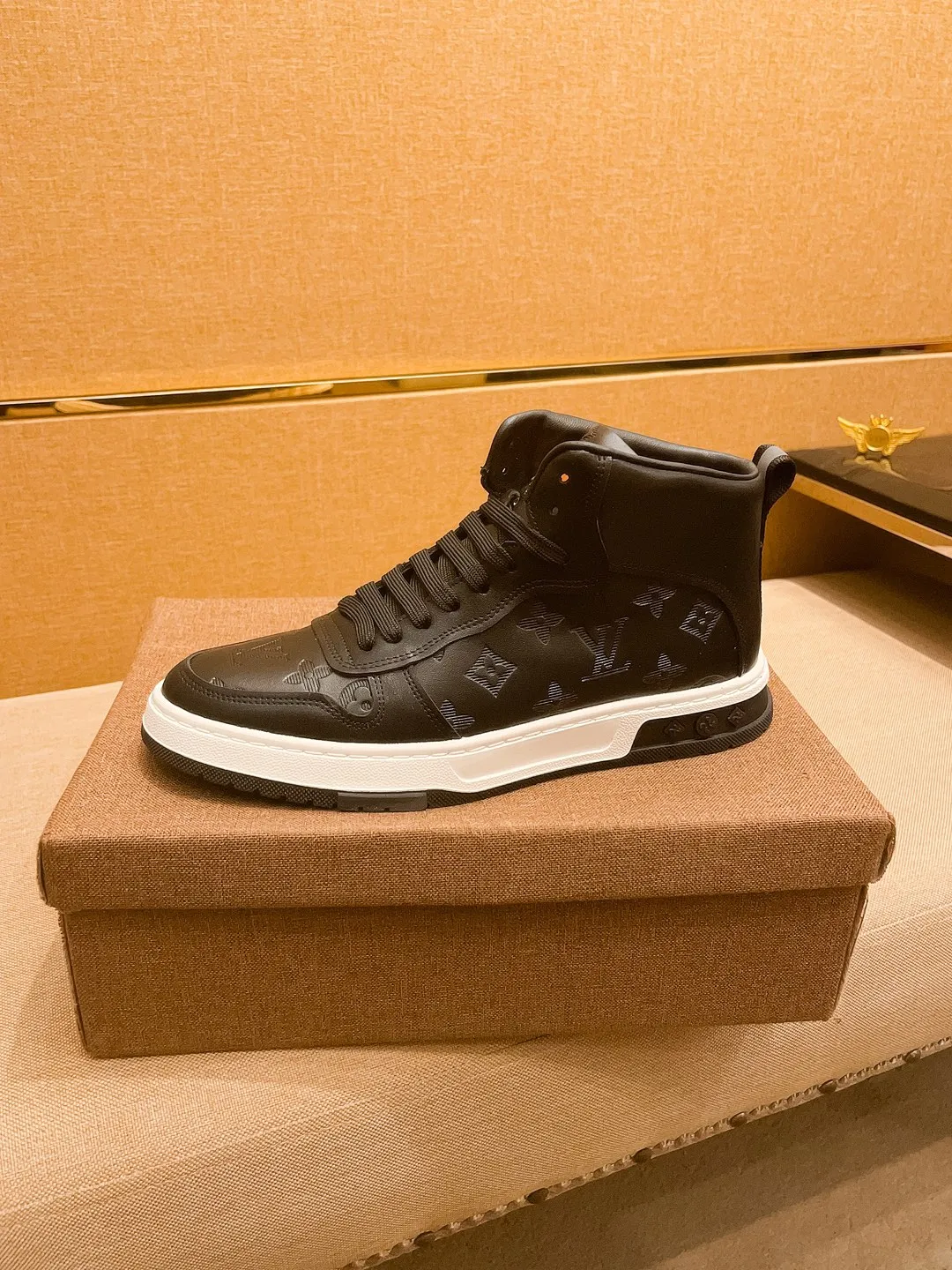 Men's shoes 💰 440💰【 LV 】🔥 Louis Vuitton, high-end men's shoes brand, official website 1:1 latest masterpiece: the upper is made of first-layer cowhide imported from Italy with a comfortable and breathable lining➕original non-slip and wear-resistant outsole🔥, making walking more convenient and comfortable! An exclusive new model, a stunning work, a beautiful 1:1 replica [color] compared to the official quality! Create a fashionable personality to set off your uniqueness! A must-have for trendy men! Classic🔥Size: 38-44 Color: 🔥Multiple colors available🔥